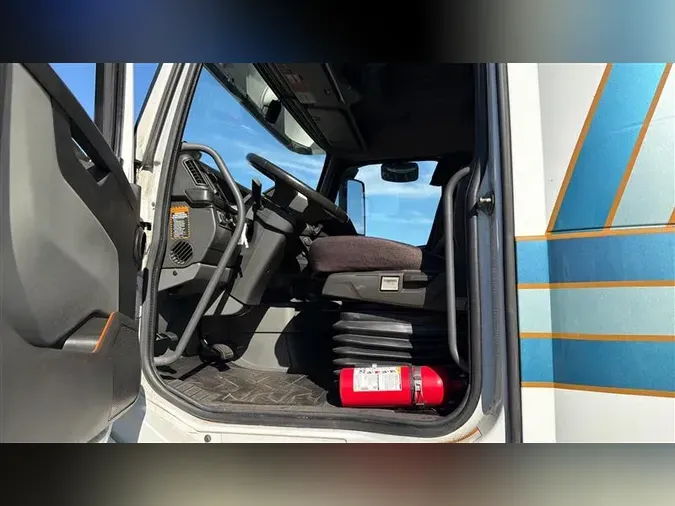 2022 VOLVO VNL64T860