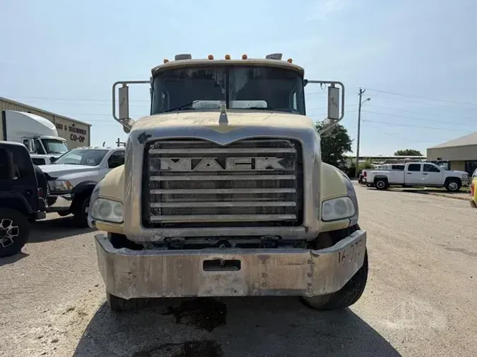 2016 MACK GRANITE GU813