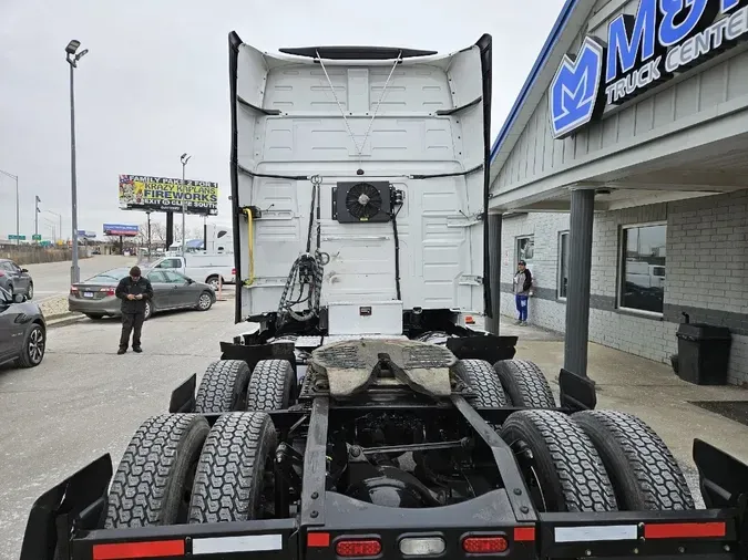 2021 VOLVO VNL64T740