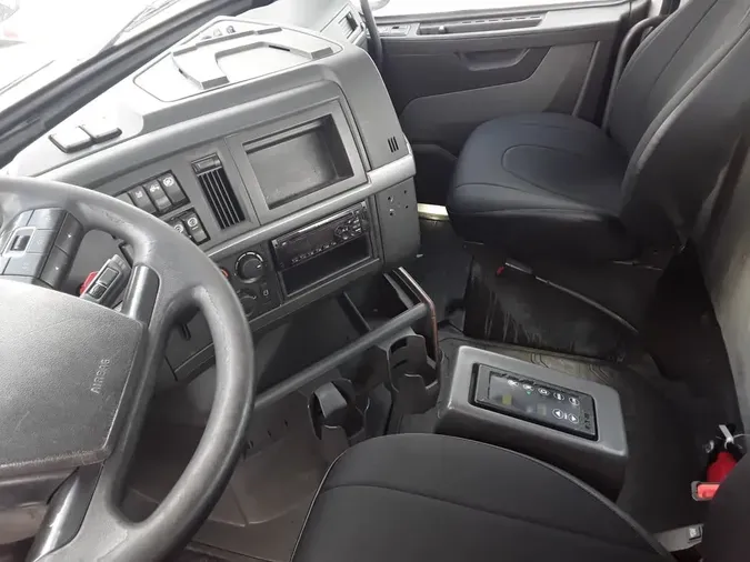 2019 VOLVO VNL64T-300