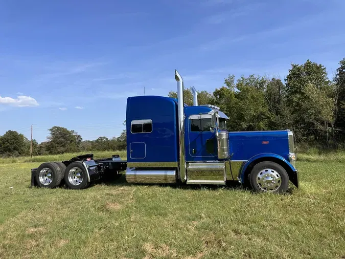 2023 Peterbilt 389