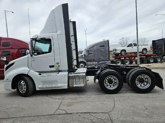 2021 VOLVO VNL300