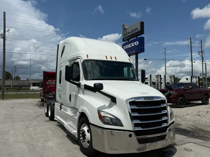 2020 Freightliner Cascadia 126