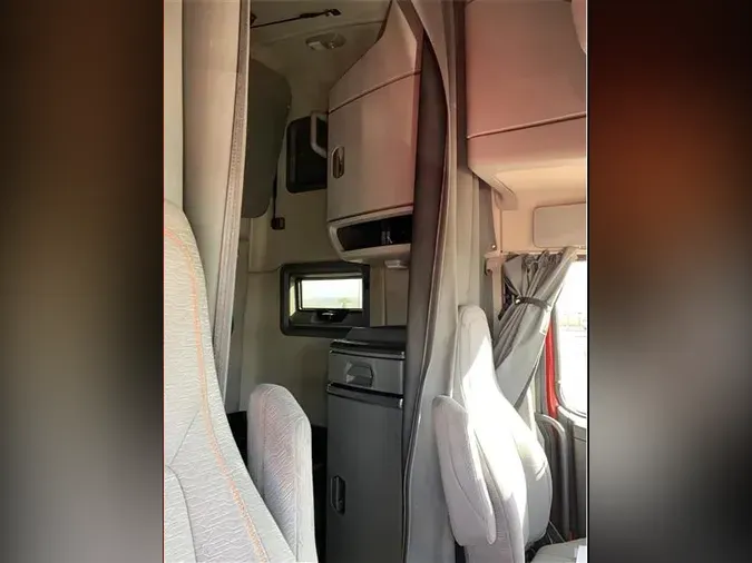 2021 VOLVO VNL760