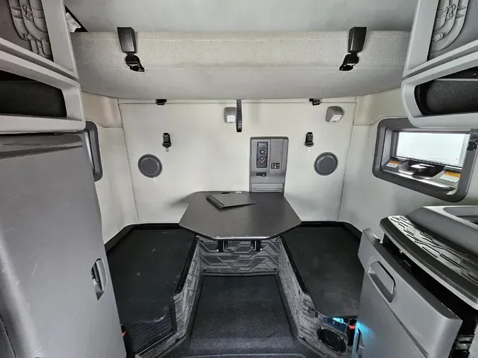 2021 VOLVO VNL64T760