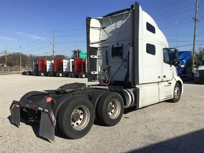 2022 VOLVO VNL760