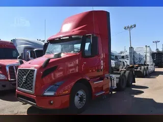 2020 VOLVO VNR64T300