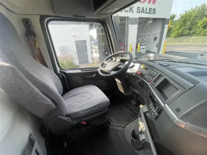 2020 VOLVO VNR64T300