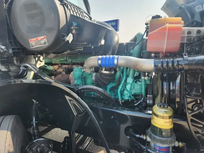 2020 VOLVO VNL64T760