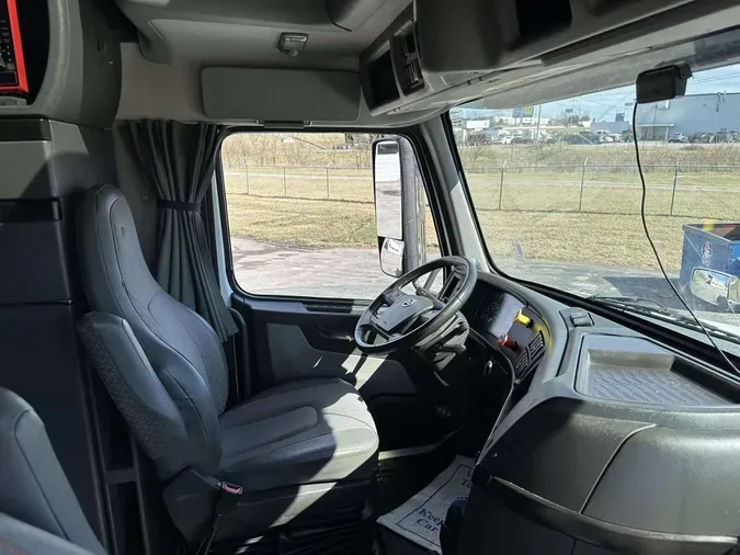 2023 VOLVO VNL64T860