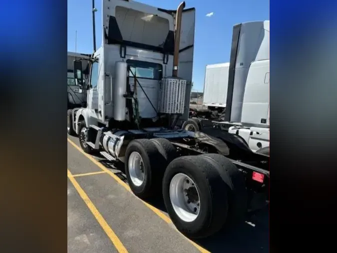 2016 Volvo VNM64T