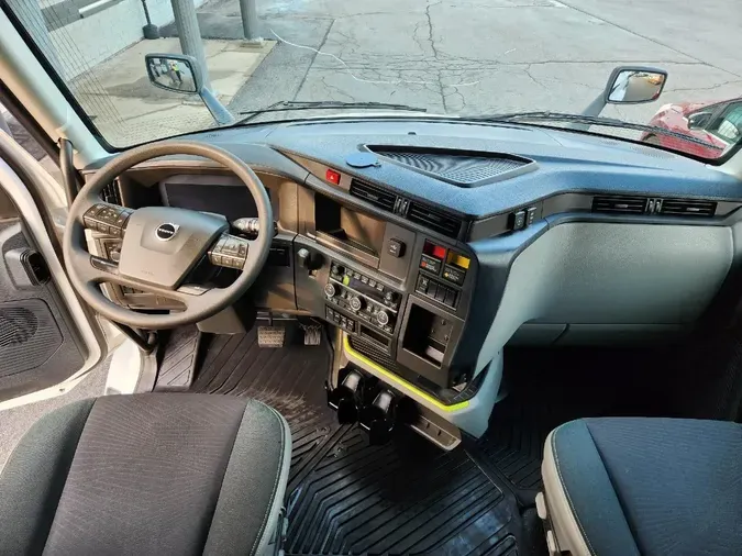 2025 VOLVO VNL64T860