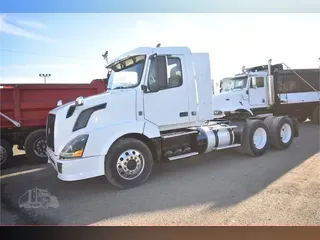 2011 VOLVO VNL64T300