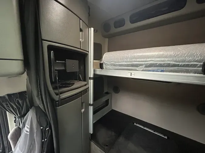2021 Volvo VNL 860
