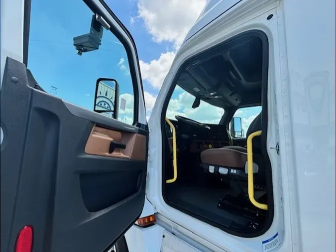 2019 Freightliner Cascadia 126