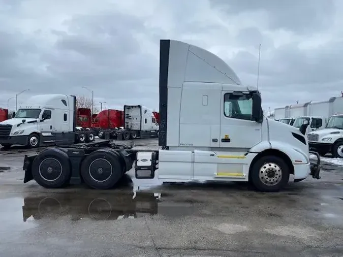 2023 Volvo VNR64T400