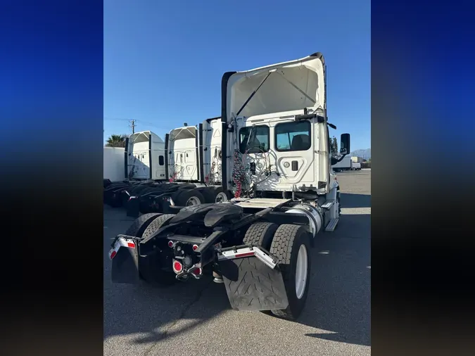 2017 FREIGHTLINER/MERCEDES CASCADIA 113