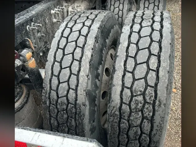 2025 VOLVO VNL64T760