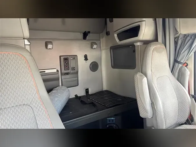2021 VOLVO VNL760