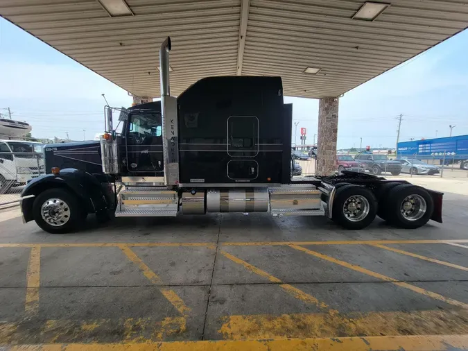 2022 Kenworth W900L