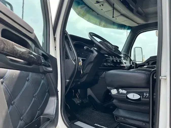 2023 Kenworth W990
