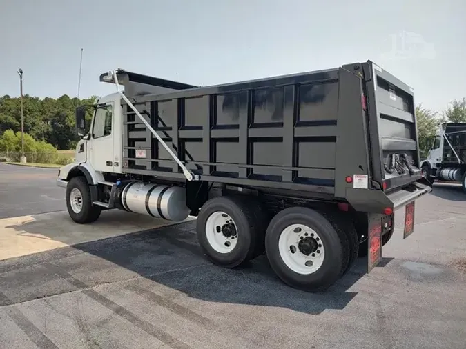 2027 VOLVO VHD64B300