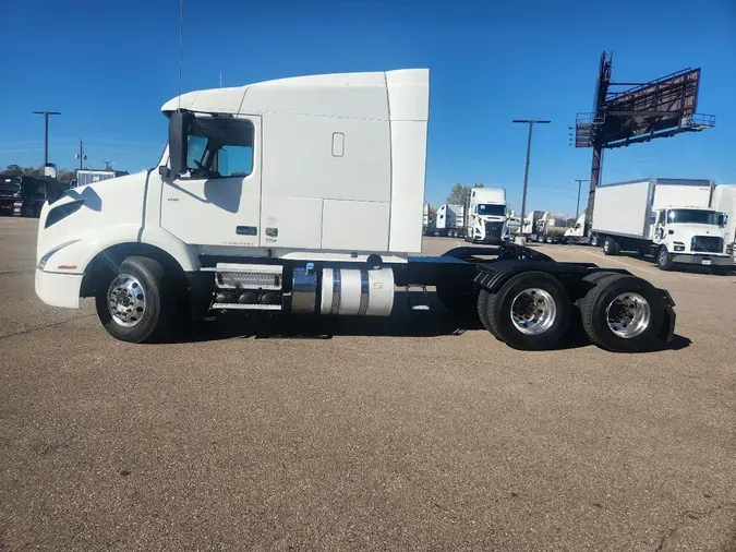 2021 VOLVO VNR64T640