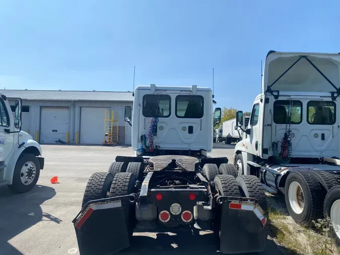 2015 FREIGHTLINER/MERCEDES CASCADIA 125