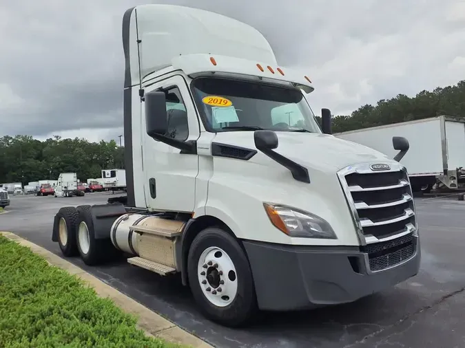2019 FREIGHTLINER/MERCEDES NEW CASCADIA 116897b4b8088aa52eee136147229f9431a