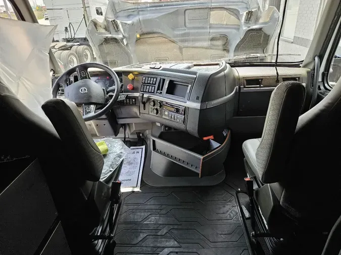 2020 VOLVO VNL64T760