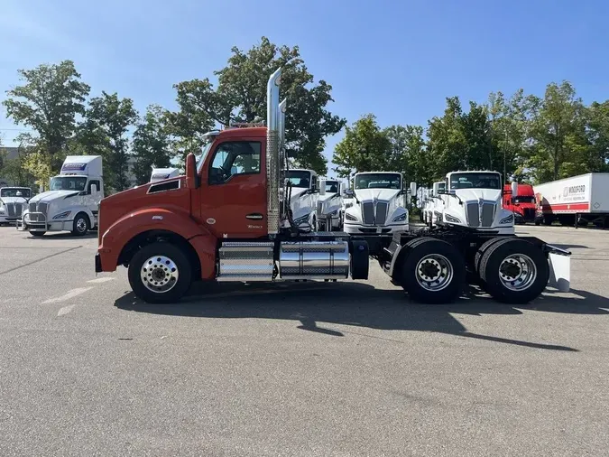 2025 Kenworth T880