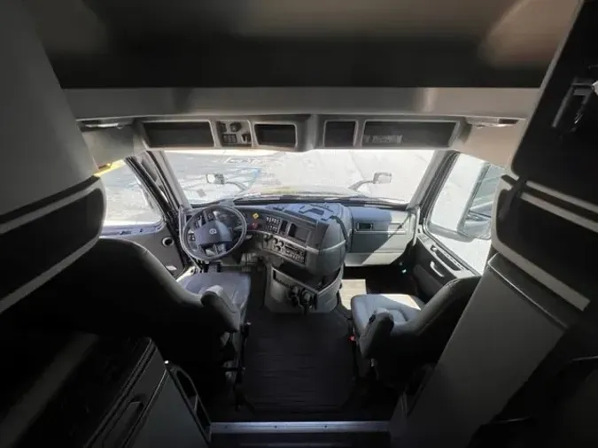 2020 Volvo VNL64T760