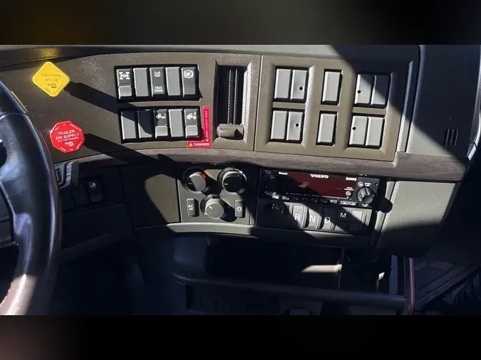 2023 VOLVO VNL760