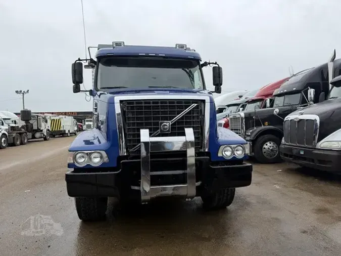2016 VOLVO VHD64B200