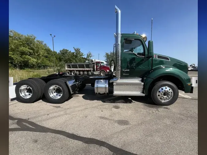 2025 Kenworth T880