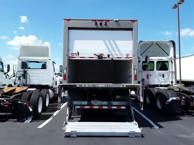 2018 FREIGHTLINER M2 106