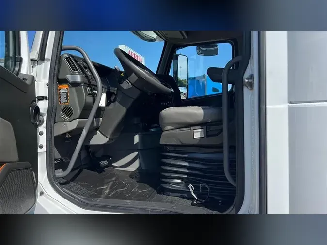 2021 VOLVO VNL860