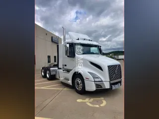 2025 VOLVO VNL64T300