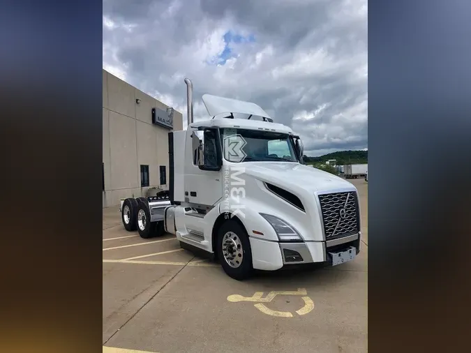 2025 VOLVO VNL64T300
