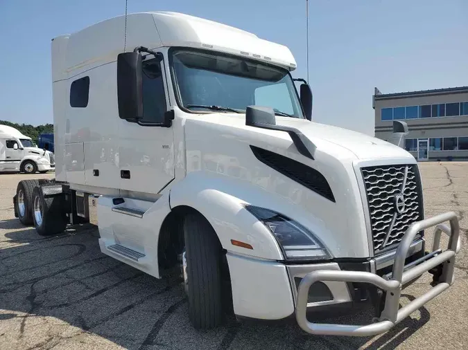 2023 VOLVO VNL64T740
