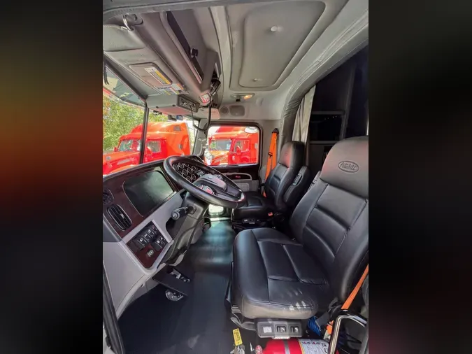 2023 Peterbilt 389