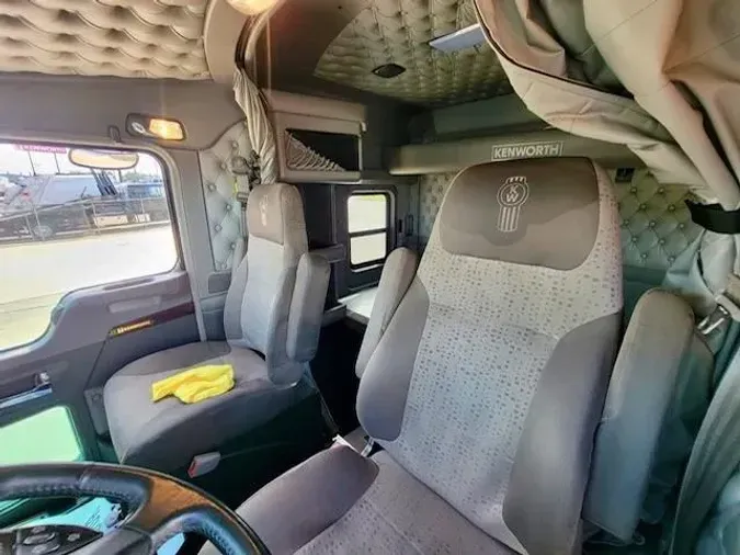2023 Kenworth W900