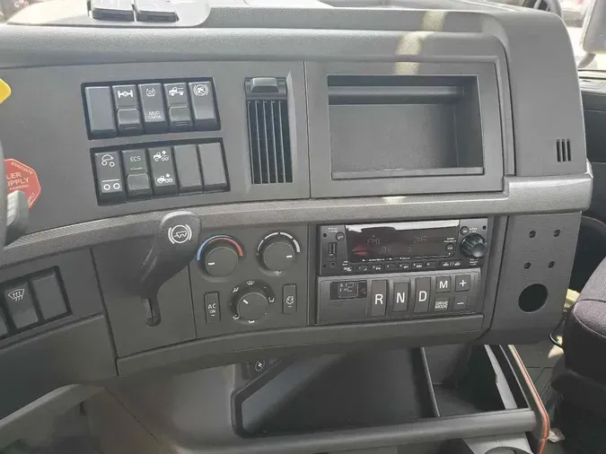 2024 VOLVO VNR62T300