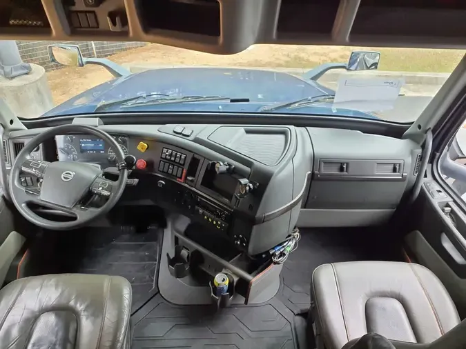 2020 VOLVO VNL64T860