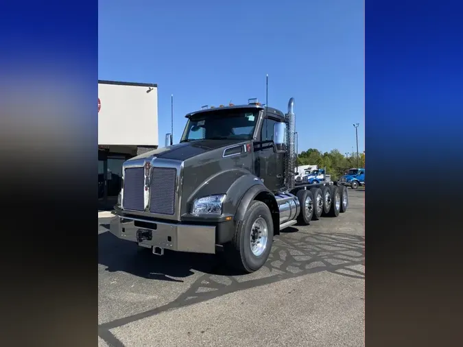 2025 Kenworth T880