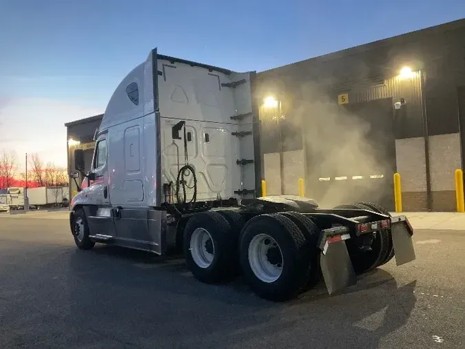 2018 Freightliner X12564ST