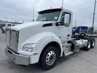 2025 Kenworth T880