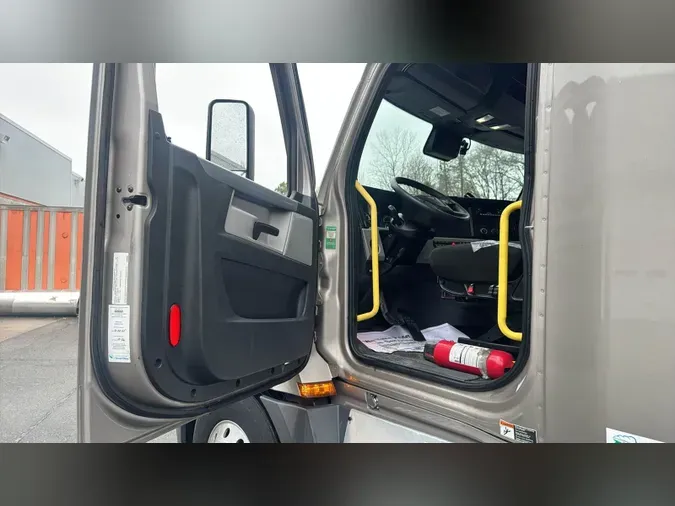 2022 Freightliner Cascadia 126