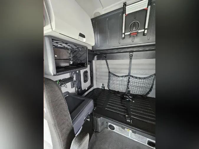 2021 FREIGHTLINER CASCADIA CA126
