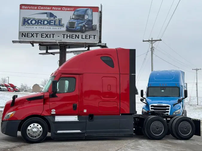 2021 FREIGHTLINER Cascadia 126